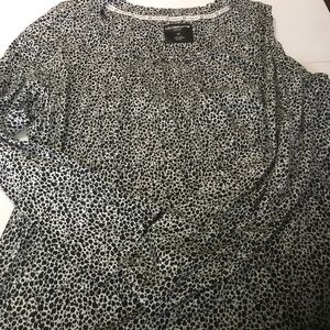 Long sleeve scoop neck leopard print tee
